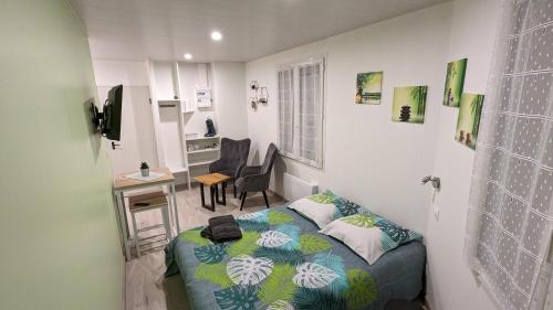 una piccola camera con letto e cucina di studio zen tout neuf proche pithiviers 