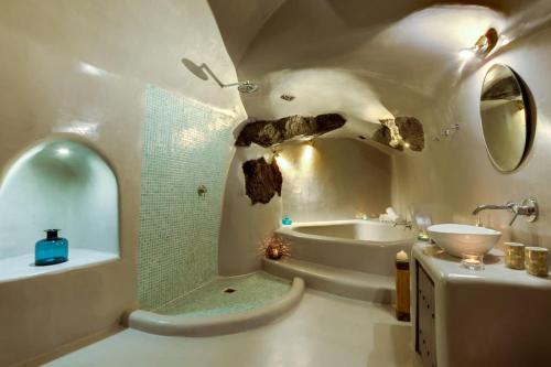 Ένα μπάνιο στο Cave at White Rock - Private outdoor jacuzzi