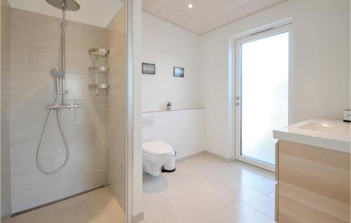 ein Bad mit einer Dusche und einem WC in der Unterkunft Lovely Home In Thisted With Kitchen in Thisted