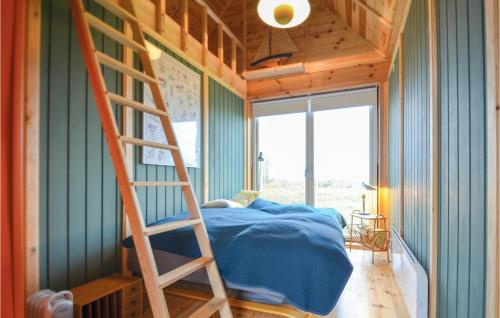 エーベルトフトにあるBeautiful Home In Ebeltoft With 4 Bedrooms And Wifiのベッドルーム1室(二段ベッド1組、はしご付)