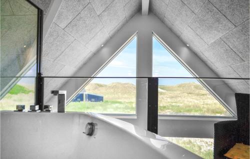 uma casa de banho com uma grande janela e uma banheira em Gorgeous Home In Ringkbing With House A Panoramic View em Ringkøbing