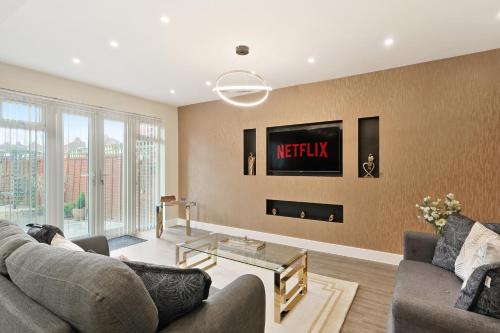 Televisyen dan/atau pusat hiburan di Luxurious 4 Bed House, Solihull, NEC, Airport, Business & Leisure Stays - Wisteria House