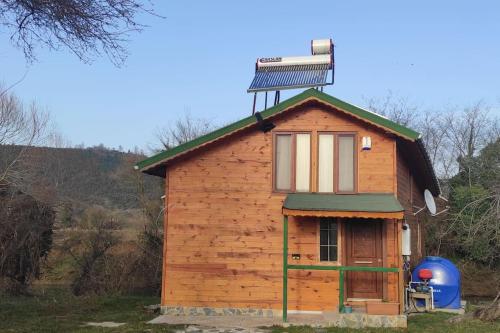 una pequeña casa con un panel solar encima en Ağva Serenita Villa, en Sile