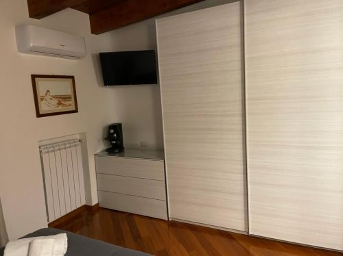 Μια τηλεόραση ή/και κέντρο ψυχαγωγίας στο Ribo Apartments