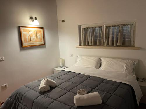 een slaapkamer met een bed met twee handdoeken erop bij Ribo Apartments in Angri