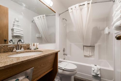 ソノラにあるソノラ アラジン モーター インのバスルーム(洗面台、トイレ、シャワー付)