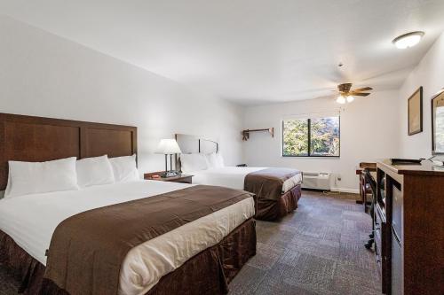 ソノラにあるソノラ アラジン モーター インのベッド2台と窓が備わるホテルルームです。