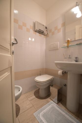 un bagno con un water e un lavandino di Onda Marina Residence Rta a Marina di Pietrasanta
