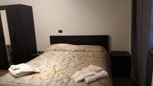 Boianoにあるle rondiniのベッドルーム1室(ベッド1台、タオル2枚付)