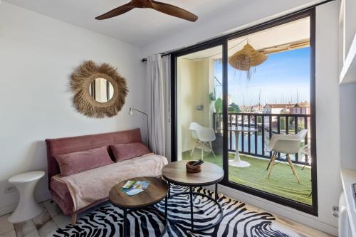 un salon avec un canapé et une table dans l'établissement Studio Amar - Welkeys, à Grimaud