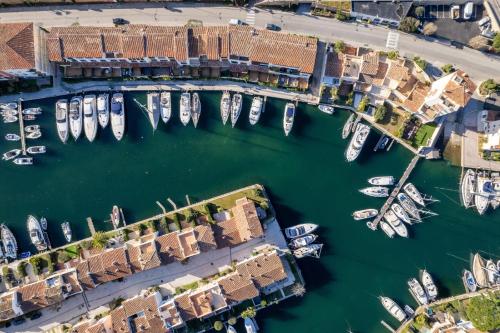 eine Luftansicht auf einen Yachthafen mit Booten und Häusern in der Unterkunft Studio Amar - Welkeys in Grimaud