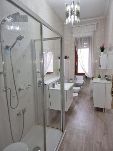 a bathroom with a shower and two sinks and two toilets at Residenza Margherita - Centralissima in Salerno