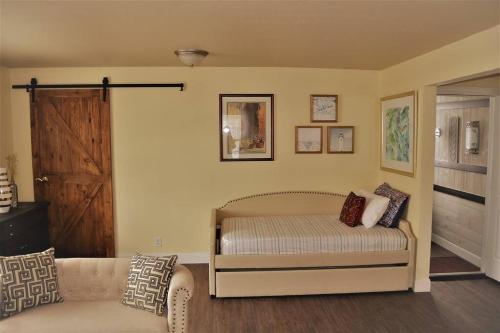 ein Schlafzimmer mit einem Bett und einem Sofa in einem Zimmer in der Unterkunft The Gateway in Grand Forks