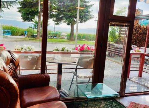 Una habitación con una mesa y sillas y una ventana. en Studio By the Lake, en Ohrid