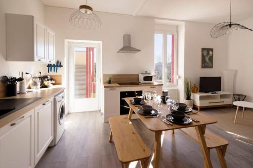 une cuisine avec une table et une salle à manger dans l'établissement Le Serein - Tout équipé - proche centre, à Montluçon