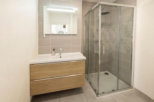 a bathroom with a sink and a shower at Le Serein - Tout équipé - proche centre in Montluçon