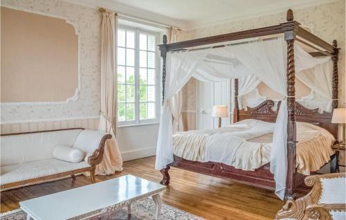 A bed or beds in a room at Stunning Home In Ardentes With Ethernet Internet