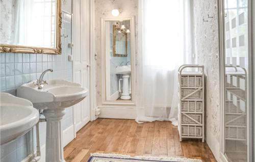 A bathroom at Stunning Home In Ardentes With Ethernet Internet