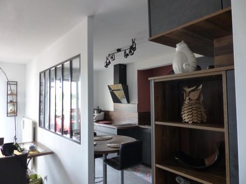 Appartement cosy 4 personnes في ماكون: غرفة مع طاولة وغرفة طعام