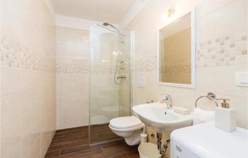 a bathroom with a toilet and a sink and a shower at 2 Bedroom Pet Friendly Home In Silo in Šilo