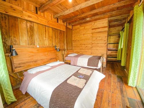 Ein Bett oder Betten in einem Zimmer der Unterkunft Eden Treehouse