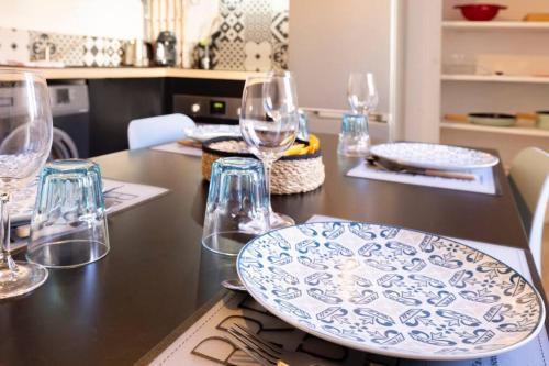 - une table avec des verres à vin et une assiette dans l'établissement Le Central A - Tout équipé - Centre-Ville Gare, à Montluçon