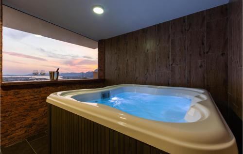 Fotografie z fotogalerie ubytování Gorgeous Home In Mravince With Sauna v destinaci Mravince