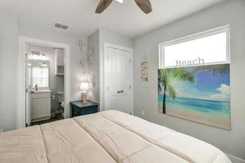 1 dormitorio con 1 cama y una ventana con una foto de playa en Sandy Feet Retreat FD162 en Port Aransas