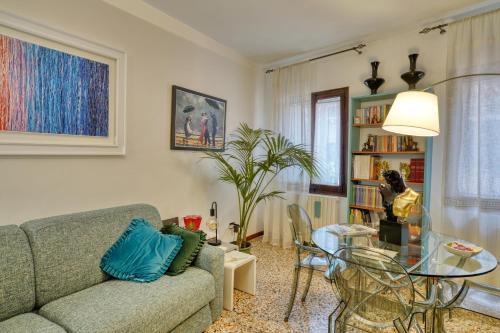 - un salon avec un canapé et une table en verre dans l'établissement Biennale Venice Charme Apartment, à Venise