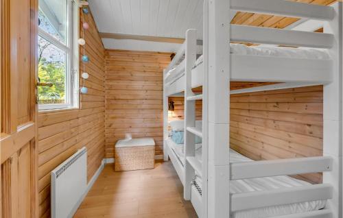 Bøtø ByにあるGorgeous Home In Vggerlse With Wifiの小さな家の中にある二段ベッド付きのベッドルーム1室です。