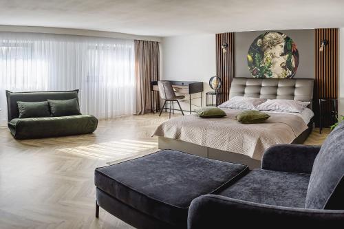 1 dormitorio con 1 cama grande y 1 sofá en Apartament dwupoziomowy Venus, en Częstochowa