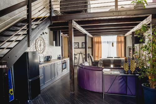 cocina con bañera púrpura en una habitación en Apartament dwupoziomowy Venus, en Częstochowa