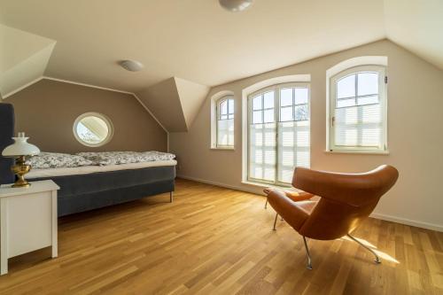 sypialnia z łóżkiem i krzesłem w obiekcie Ferienhaus-Ankerplatz-in-Alt-Reddewitz-auf-Ruegen w mieście Alt Reddevitz