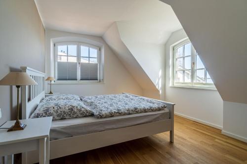sypialnia z łóżkiem i dwoma oknami w obiekcie Ferienhaus-Ankerplatz-in-Alt-Reddewitz-auf-Ruegen w mieście Alt Reddevitz