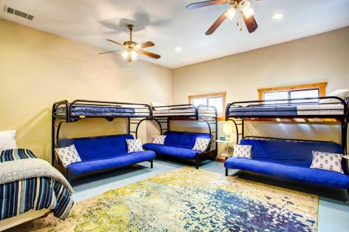 een kamer met 3 stapelbedden en een plafondventilator bij Cedar Creek Lakefront Vacation Rental with Pool in Gun Barrel City