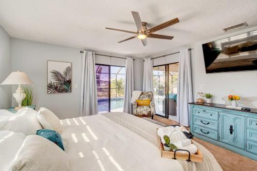 - une chambre avec un lit et un ventilateur de plafond dans l'établissement Punta Gorda Canal Home with Private Pool!, à Punta Gorda