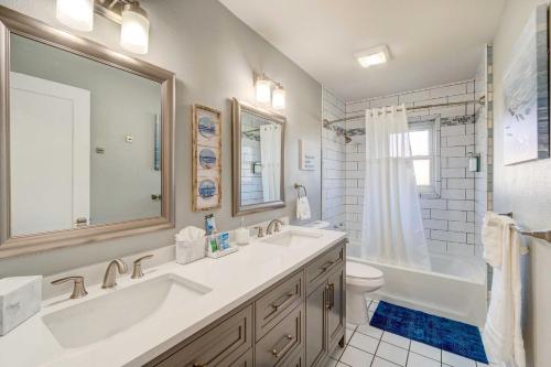 La salle de bains est pourvue d'un lavabo, d'une baignoire et de toilettes. dans l'établissement Punta Gorda Canal Home with Private Pool!, à Punta Gorda