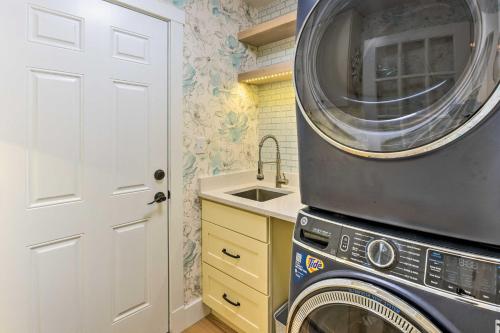 a microwave sitting on top of a washing machine in a kitchen at Emerald Coast Vacation Rental 1 Mi to Beach in Shalimar