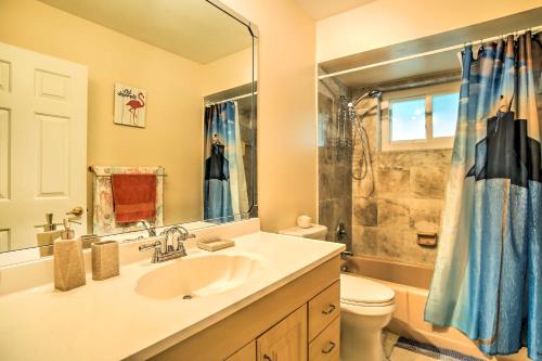 uma casa de banho com um lavatório e um WC em Riviera Beach Vacation Home with Pool Walk to Beach em Riviera Beach