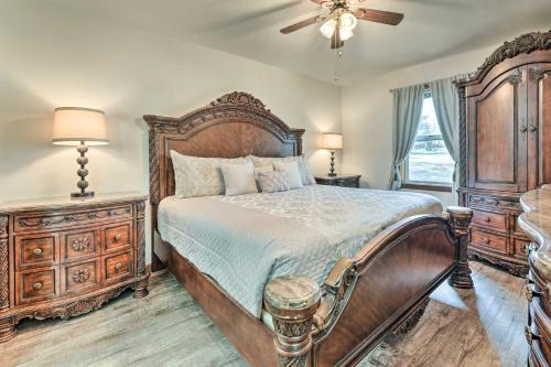 - une chambre avec un grand lit et un ventilateur de plafond dans l'établissement Missouri Retreat about 7 Mi to Silver Dollar City, à Branson West