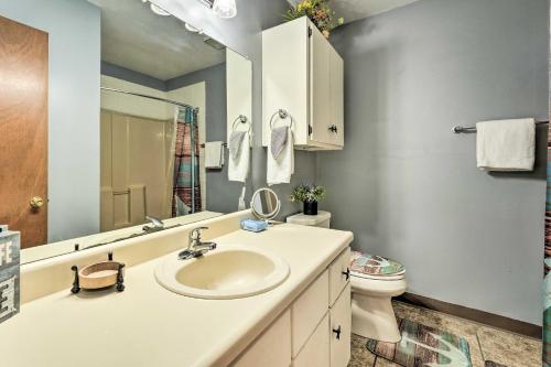 La salle de bains est pourvue d'un lavabo et de toilettes. dans l'établissement Missouri Retreat about 7 Mi to Silver Dollar City, à Branson West