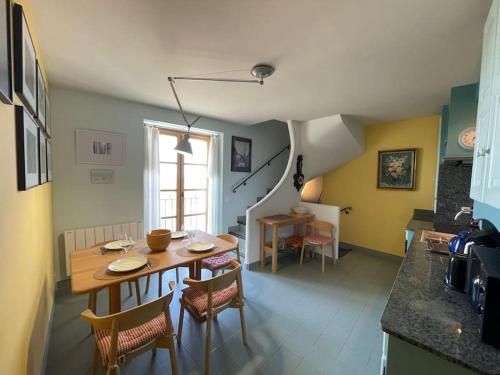 a kitchen and dining room with a table and chairs at Maison au cœur de Sablet & terrasse panoramique in Sablet
