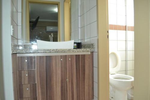 y baño con lavabo y aseo. en Apartamento Aquarius Residence, en Caldas Novas