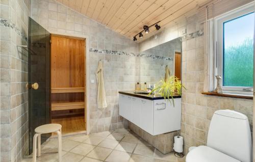 Koupelna v ubytování Beautiful Home In Gilleleje With Sauna
