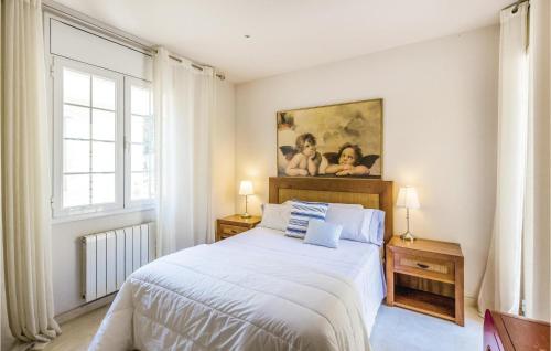 um quarto com uma cama e um quadro na parede em Nice Home In Cabrils With House A Mountain View em Cambrils
