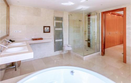 y baño con bañera, ducha y lavamanos. en Nice Home In Cabrils With House A Mountain View, en Cabrils