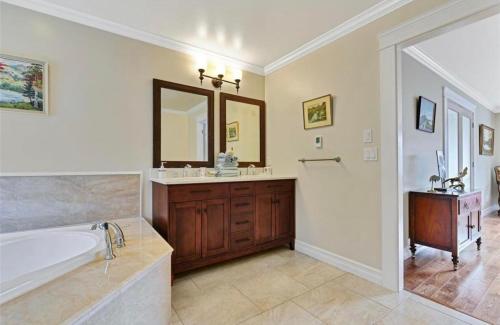 łazienka z wanną i umywalką w obiekcie Large Executive Home in Mill Springs , 4 bd and 3 ba w mieście Mill Bay