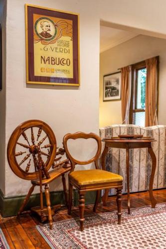 a room with two chairs and a poster on the wall at The spotted cow,city fringe,pet friendly-Free wine in Thebarton