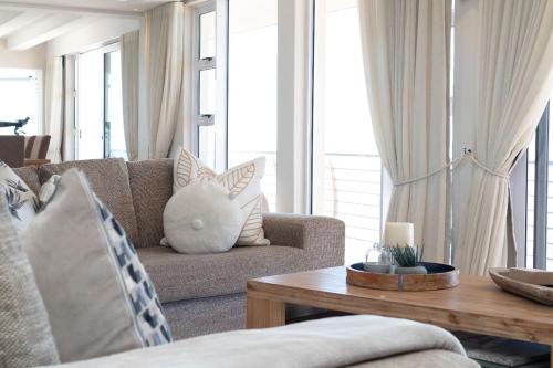 Posezení v ubytování Penthouse ON the Beach - Live Like Royalty