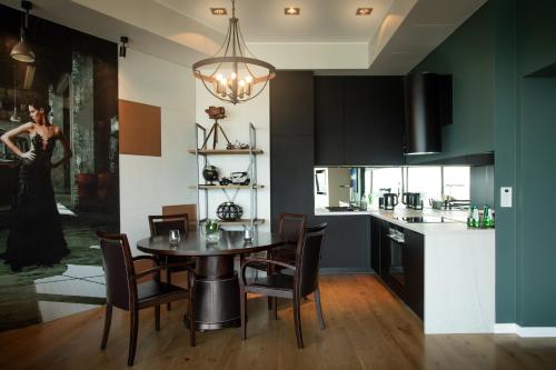 Кухня или мини-кухня в In The Sky - Apartamenty w Sky Tower
